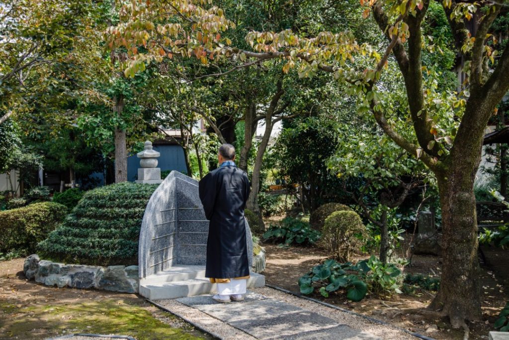 宝性院 樹林庭園墓地～さまざまな樹木囲まれ四季折々に花が咲く。杉戸町の緑豊かな墓地